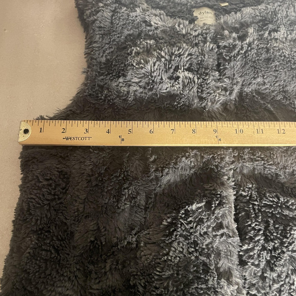 dylan True Grit Vest Women Medium Gray Faux Fur Sherpa Hook Closure Sleeveless - Picture 5 of 10